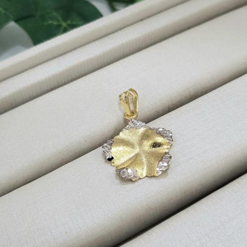 Pingente ourinho flor cinco petalas trabalhada duas cores branco e dourado banhado a ouro 18k