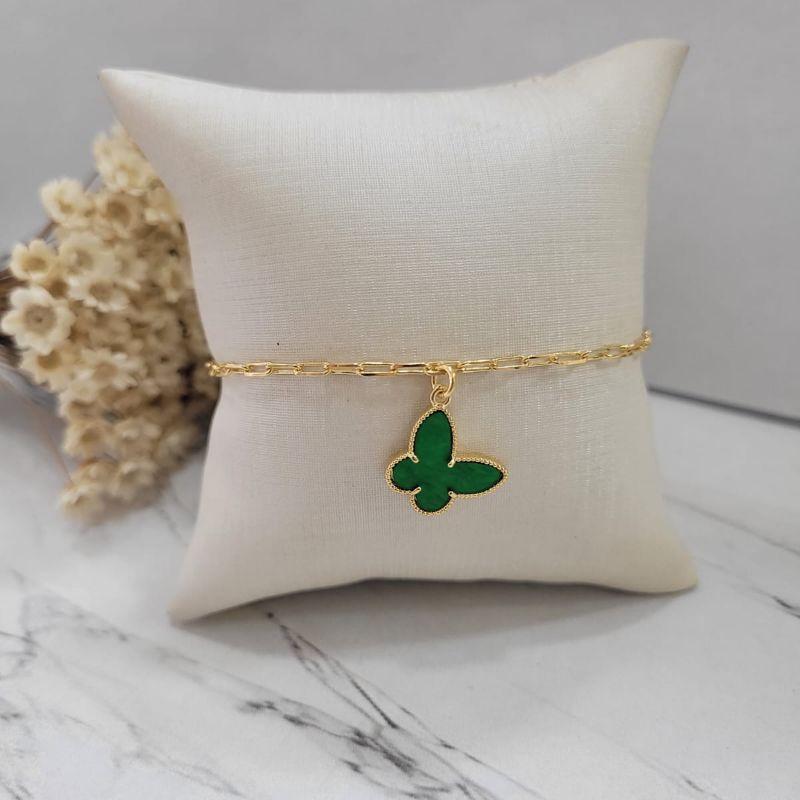 Pulseira com pingente de borboleta resinada verde  banhado a ouro 18k