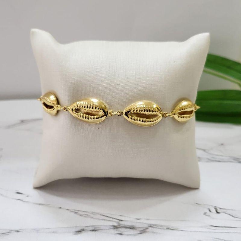 Pulseira com seis buzios banhada a ouro 18k