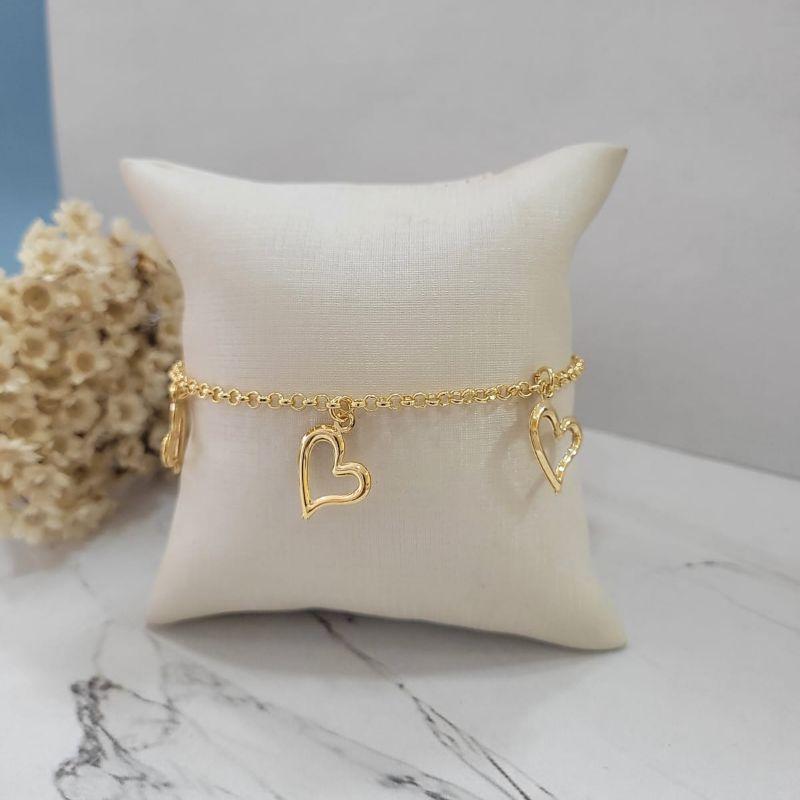 Pulseira elo portugues com 3 coracoes vazados e lisos com extensor  banhado a ouro 18k