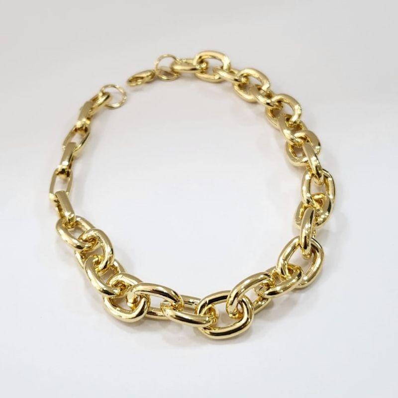 Pulseira estilo corrente grossa com extensor no elo cartie banhado a ouro 18k