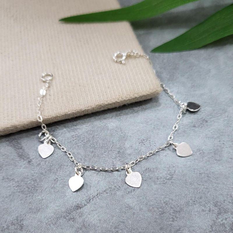 Pulseira infantil com cinco coracoes chapados pendurados pequenos prata 925