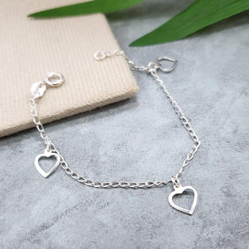 Pulseira infantil com pingente tres coracoes vazados prata 925
