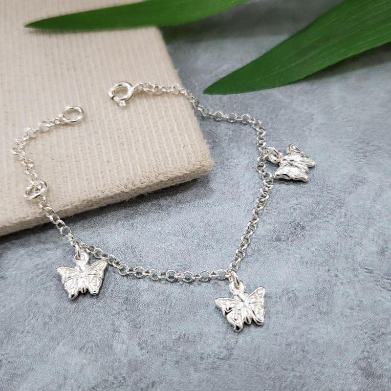 Pulseira infantil no elo portugues com tres pingentes borboletas prata 925