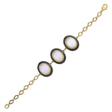 Pulseira na pedra natural contendo tres pedras ovais na cor madre perola e rodio negro banhado a ouro 18k
