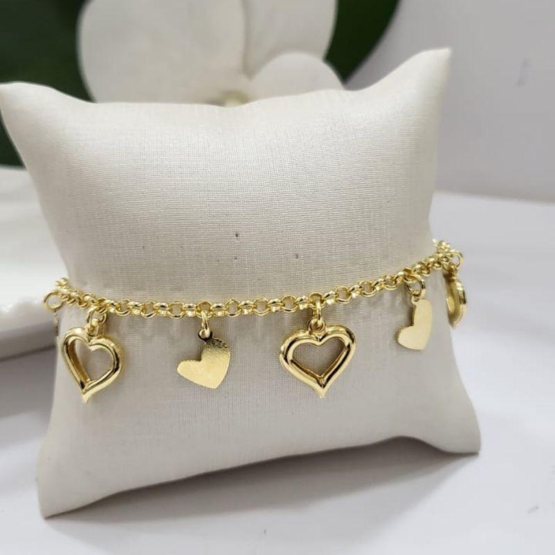 Pulseira no elo portugues com tres coracoes vazados duplo e quatro lisos chapados banhado a ouro 18k