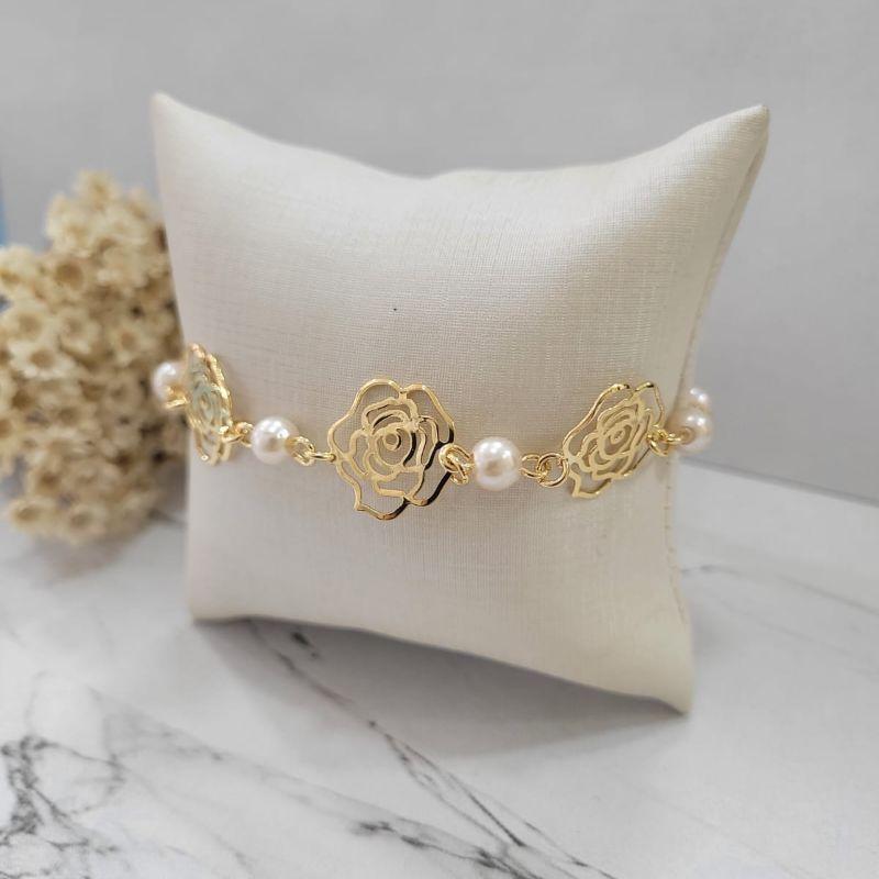 Pulseira perolas e 3 flores com extensor banhado a ouro 18k