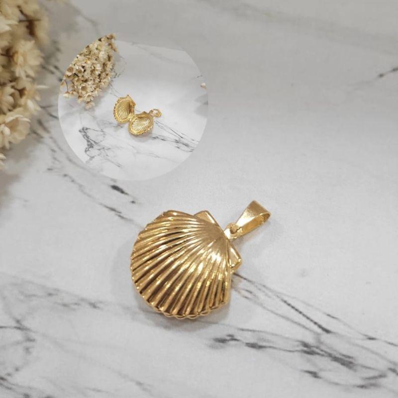 RELICARIO CONCHA GRANDE BANHADO A OURO 18K