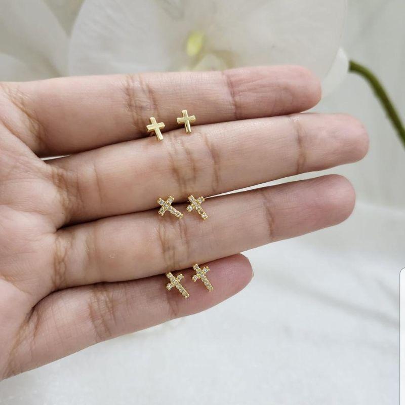 Trio de brincos cruz pequenas sendo 2 pares cravejados banhados a ouro 18k