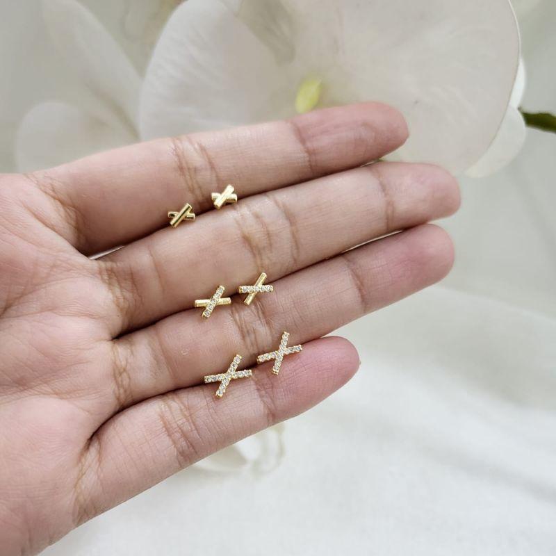 Trio de brincos em X  pequeno sendo 2 pares cravejados banhado a ouro 18k