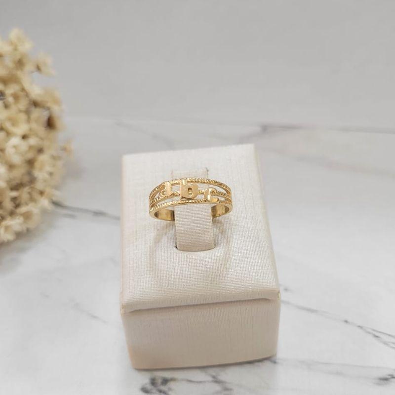 Anel  abc tres listras trabalhadas e letra cursiva  banhado a ouro 18k