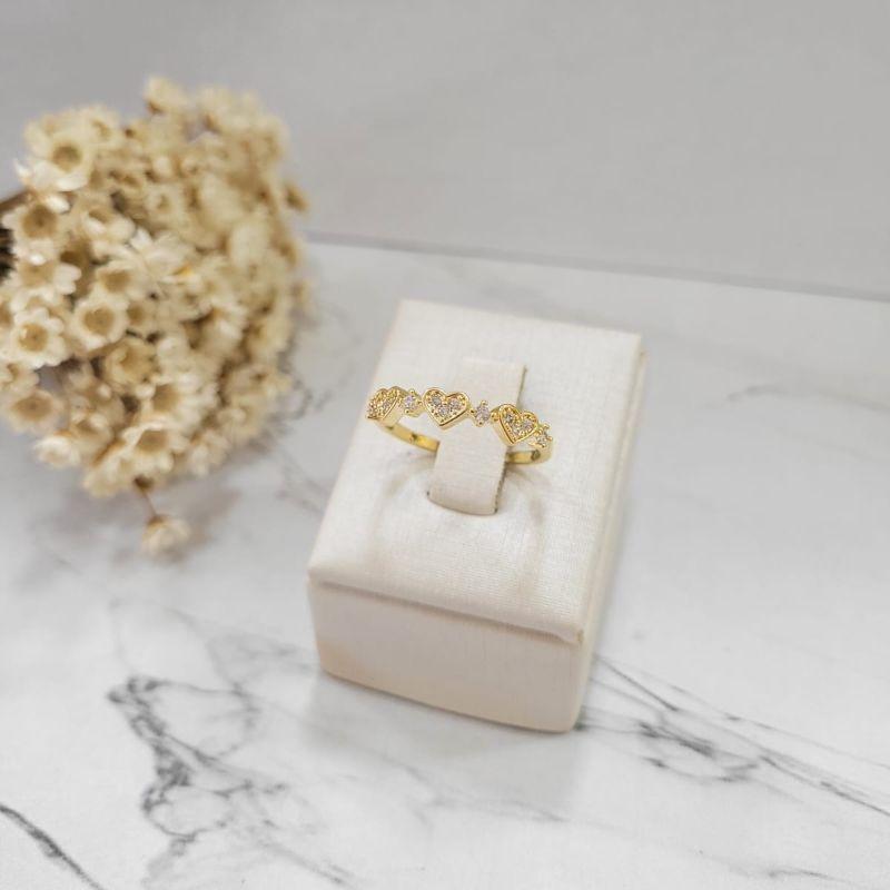 Anel aparador com 3 coracoes cravejados + 4 zirconias  banhado a ouro 18k