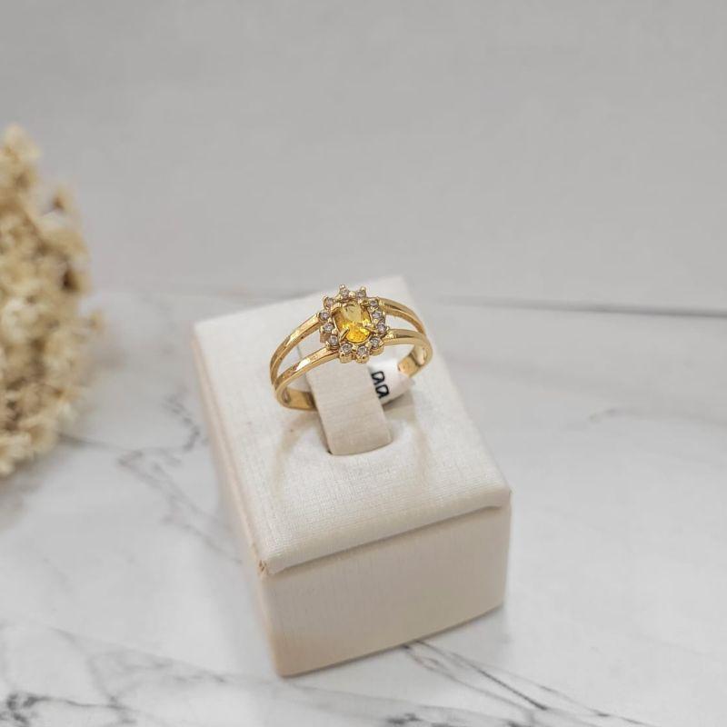 Anel de formatura feminino pedra oval na cor amarela com zirconias banhado a ouro 18k