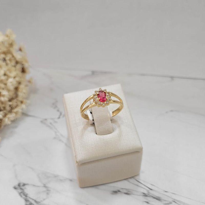 Anel de formatura feminino pedra oval na cor rosa com zirconias banhado a ouro 18k