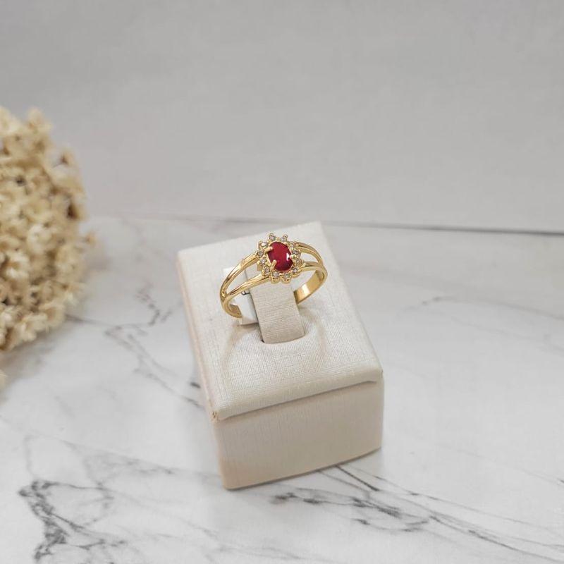 Anel de formatura feminino pedra oval na cor rubi com zirconias banhado a ouro 18k