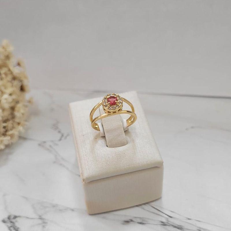 Anel de formatura feminino pedra redonda na cor rosa com zirconias banhado a ouro 18k