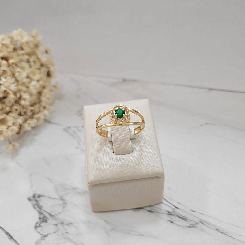 Anel de formatura feminino pedra redonda na cor verde turmalina com zirconias banhado a ouro 18k