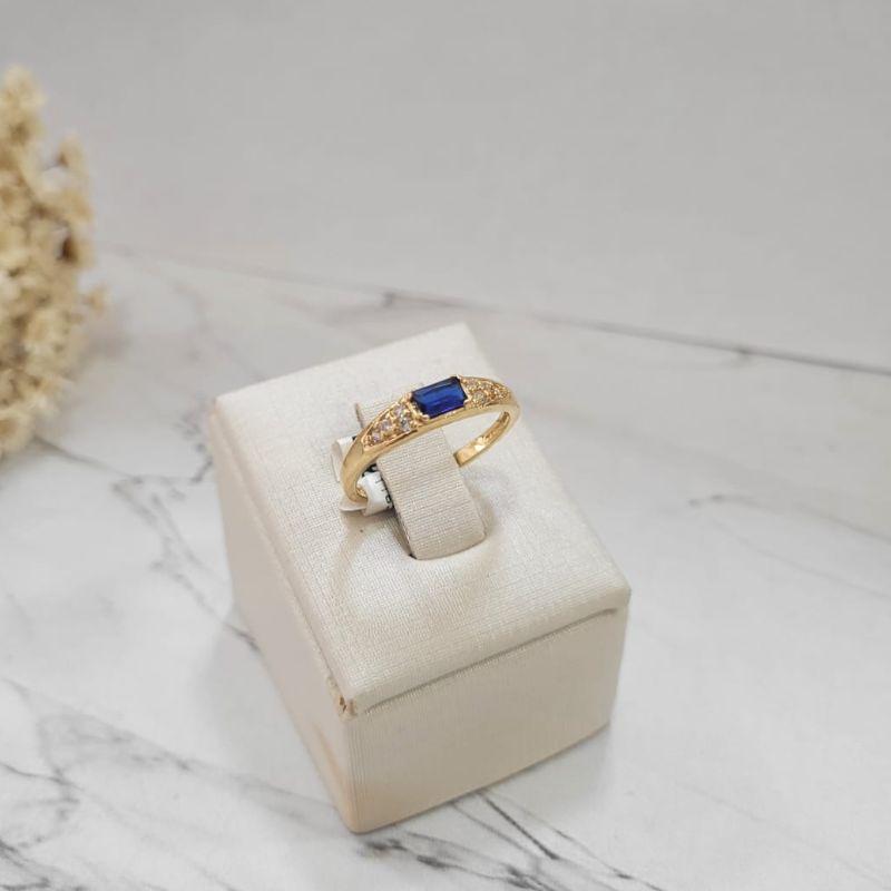 Anel de formatura feminino pedra retangular na cor azul bic com zirconias nas laterais banhado a ouro 18k