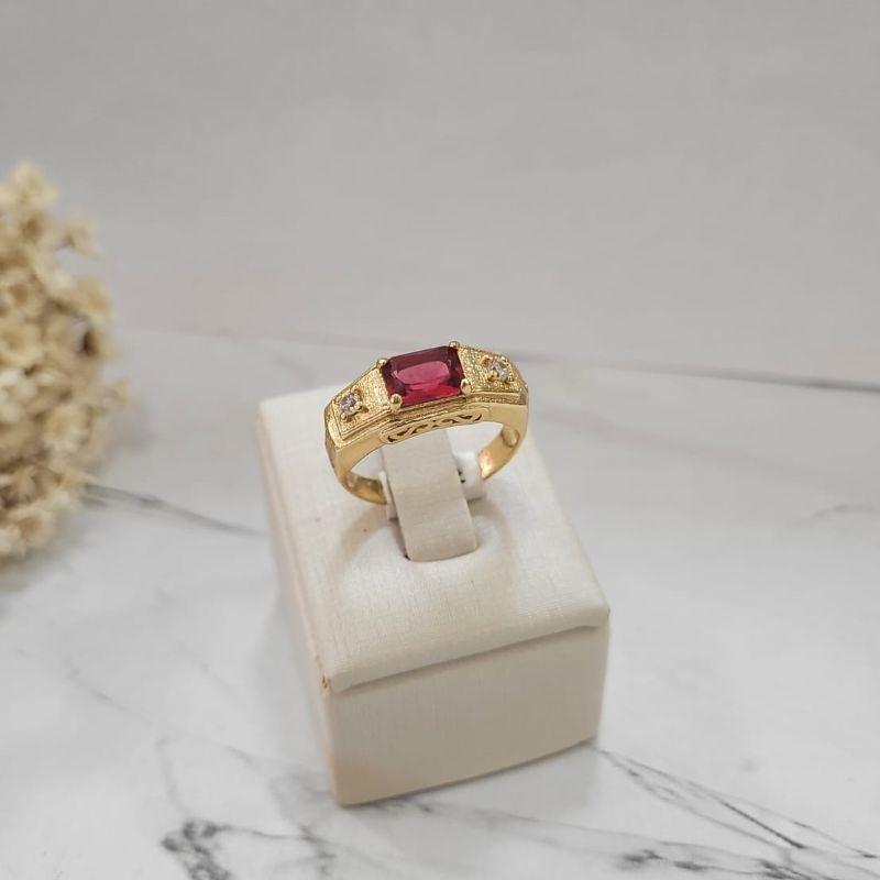 Anel de formatura masculino com pedra retangular na cor rosa com duas zirconias banhado a ouro 18k
