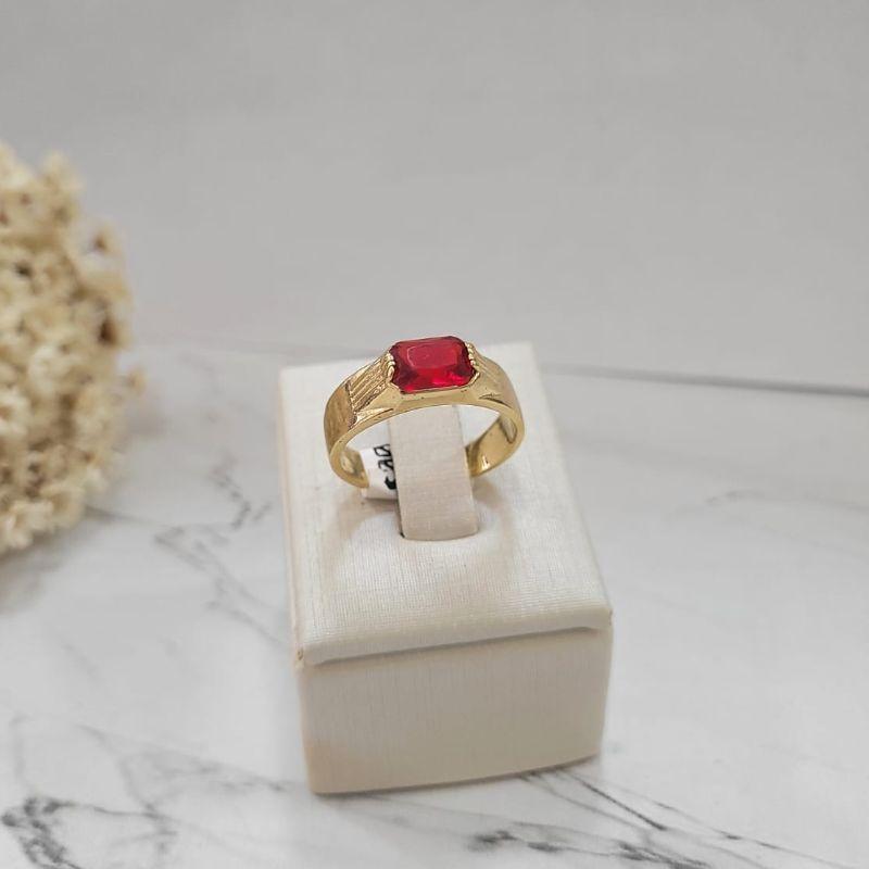 Anel de formatura masculino com pedra retangular na cor rubi banhado a ouro 18k
