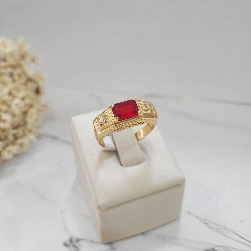 Anel de formatura masculino com pedra retangular na cor rubi com duas zirconias banhado a ouro 18k