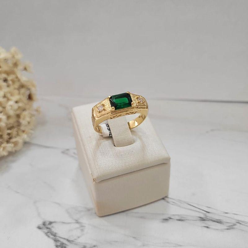 Anel de formatura masculino com pedra retangular na cor verde turmalina com duas zirconias banhado a ouro 18k