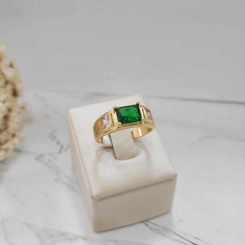 Anel de formatura masculino com pedra retangular na cor verde turmalina com duas zirconias banhado a ouro 18k