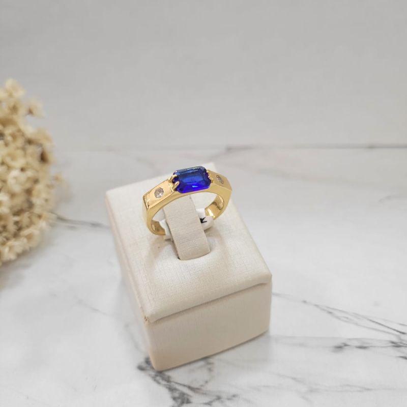Anel de formatura pedra retangular na cor azul bic com zirconias nas laterais banhado a ouro 18k