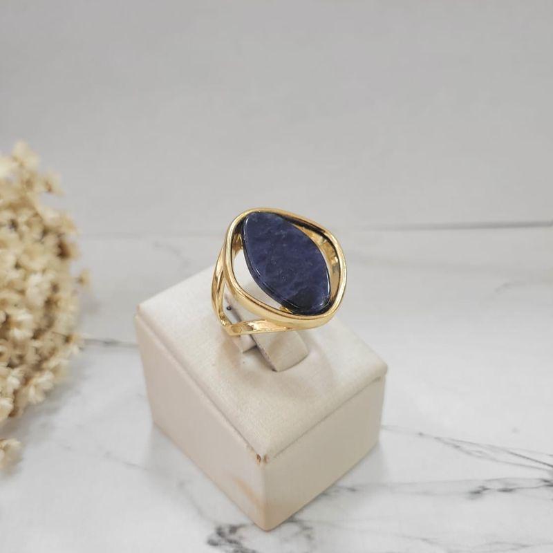 Anel vazado nas laterais pedra natural oval sodalita banhado a ouro 18k