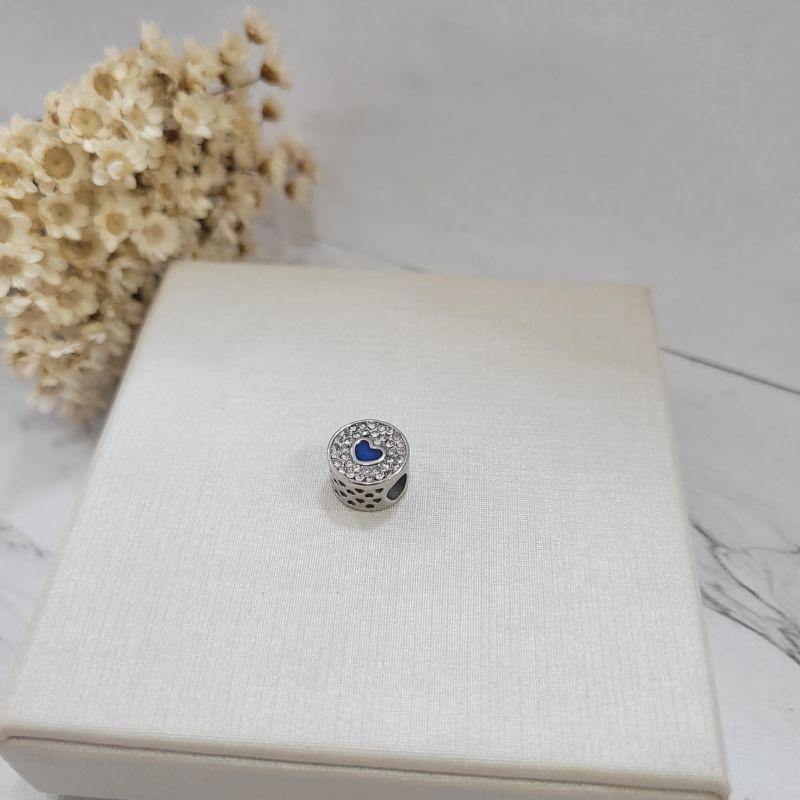 Berloque separador redodondo cravejado cristal coracao no meio resinado em azul