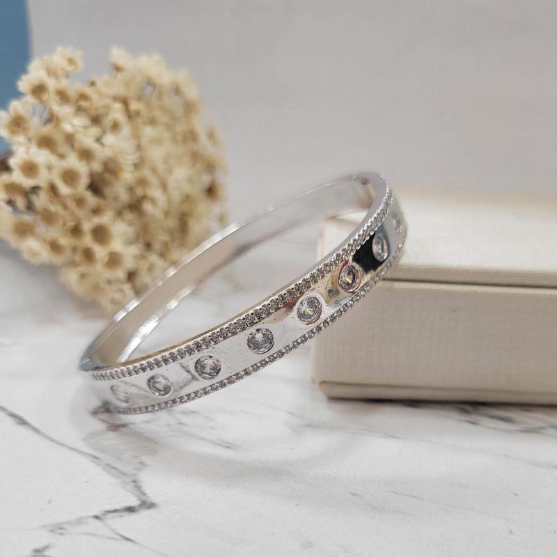 Bracelete largo com microzirconias nas bordas e nove zirconias no centro no banho de rodio branco