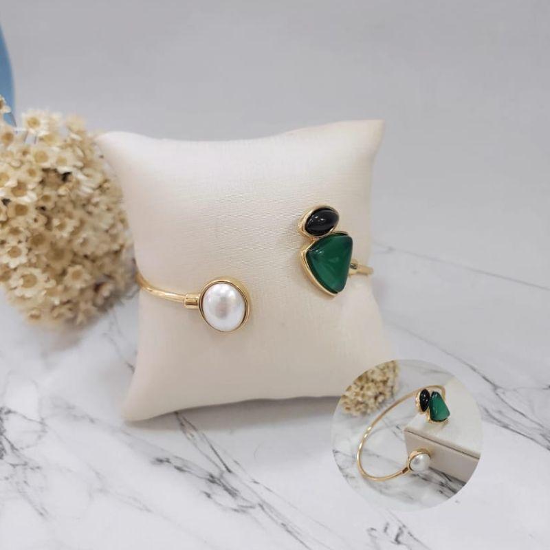 Bracelete tres pedras naturais redonda ,triangulo e oval agata verde,agata preta e shel branca banhado a ouro 18K