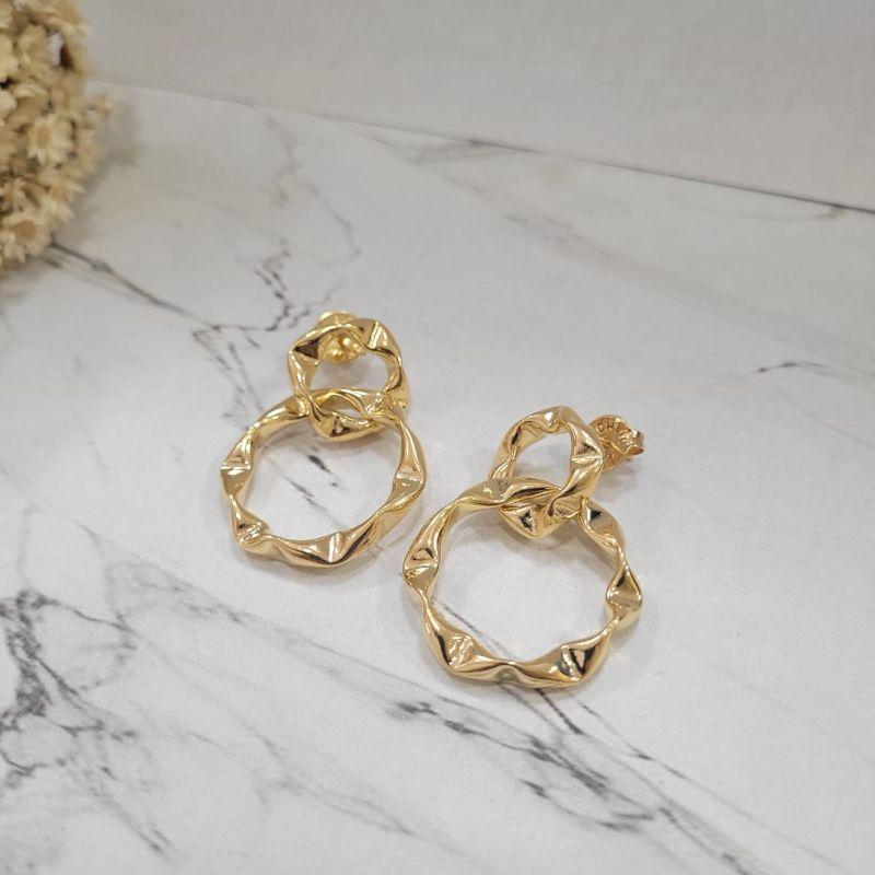Brinco circulo duplo vazado ondulado banhado no ouro 18k