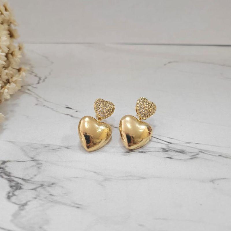 Brinco com haste coracao cheio cravejado com coracao cheio liso pendurado banhado a ouro 18k