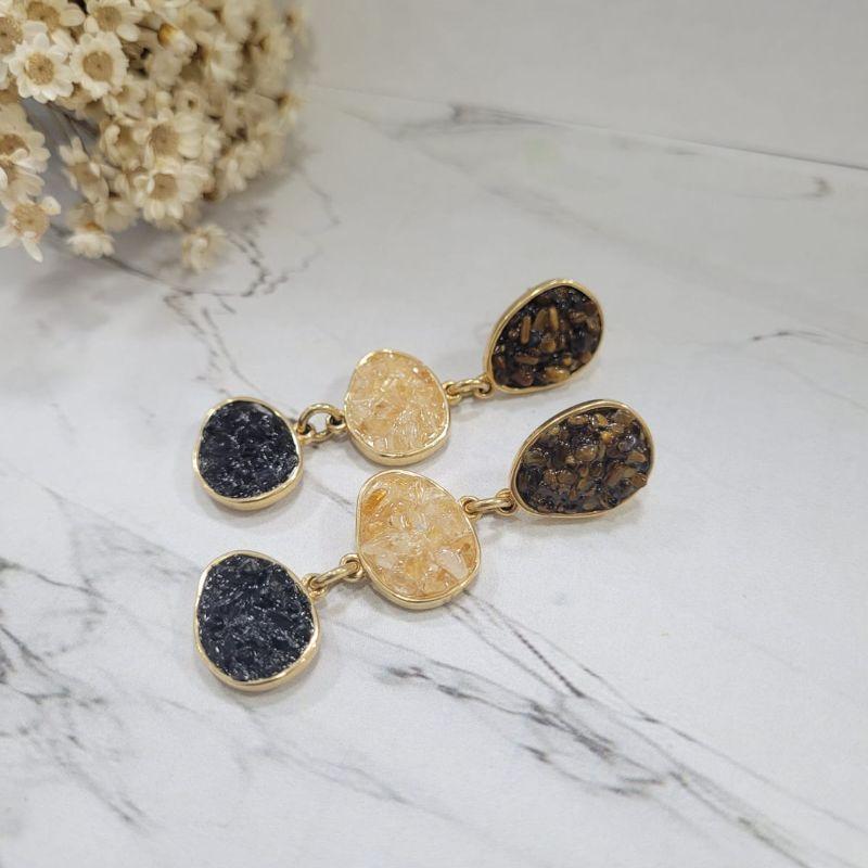 Brinco com tres pedras naturais oval olho de tigre,citrino e turmalina negra banhado a ouro 18K