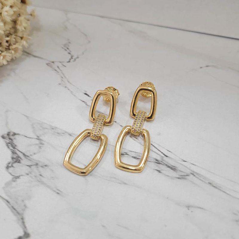 Brinco dois elos quadrados com uma haste cravejada no meio banhado a ouro 18k