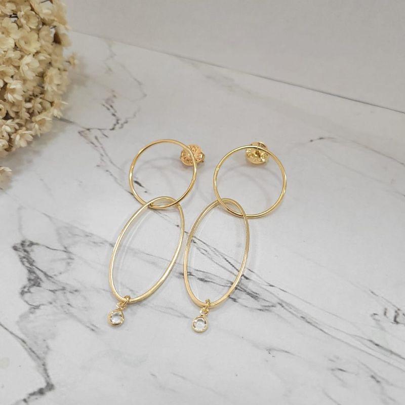 Brinco longo com um elo grande redondo e um elo oval grande com uma pedrinha banhado a ouro 18k