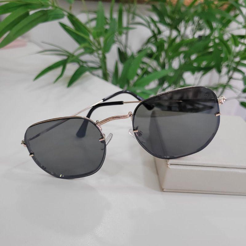 Oculos oval preto lente grossa armacao dourada fina