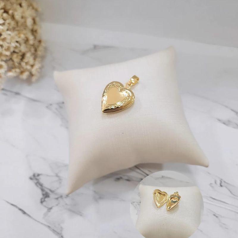 Pingente relicario coracao pequeno trabalhado abaulado 2,9cm  banhado a ouro 18K