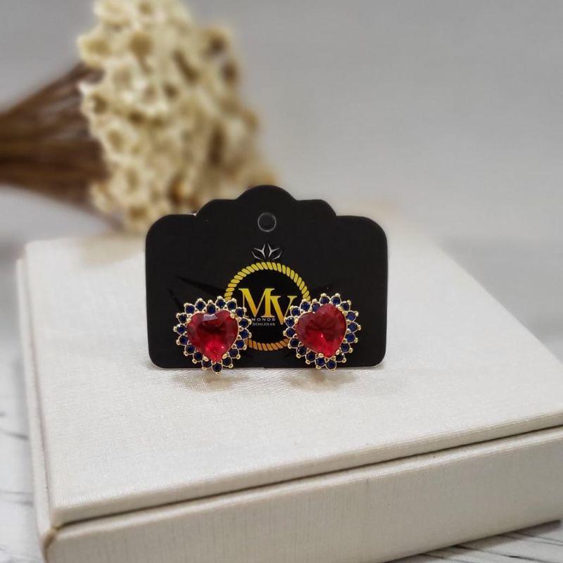 BRINCO LATERAIS CRAVEJADO COM PEDRA CORAÇÃO NO MEIO BANHADO A OURO 18K