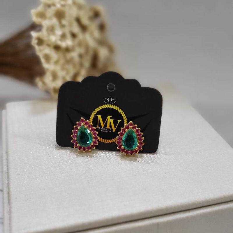 BRINCO LATERAIS CRAVEJADO COM PEDRA GOTA NO MEIO BANHADO A OURO 18K