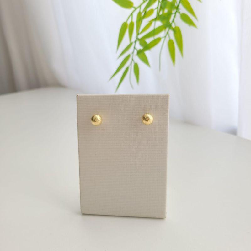 Brinco bola fosca 8mm banhado a ouro 18k