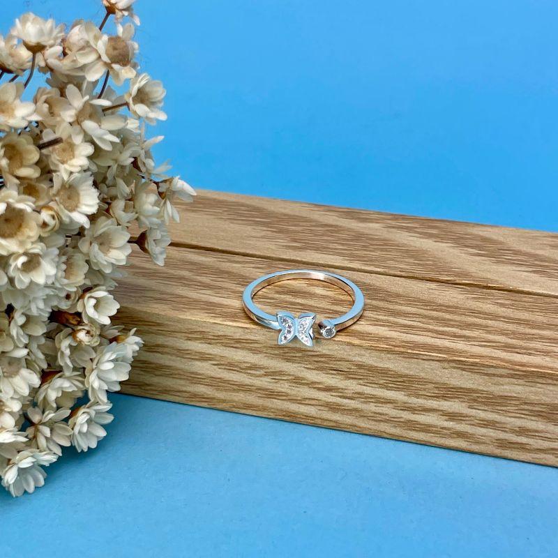 Anel aro aberto c/ borboleta e ponto de luz  prata 925