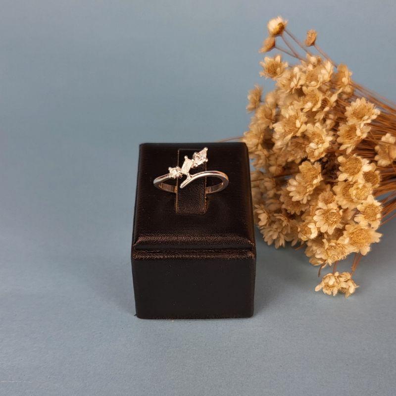 Anel aro fino liso uma ponta lisa outra com 3 pedras  prata 925