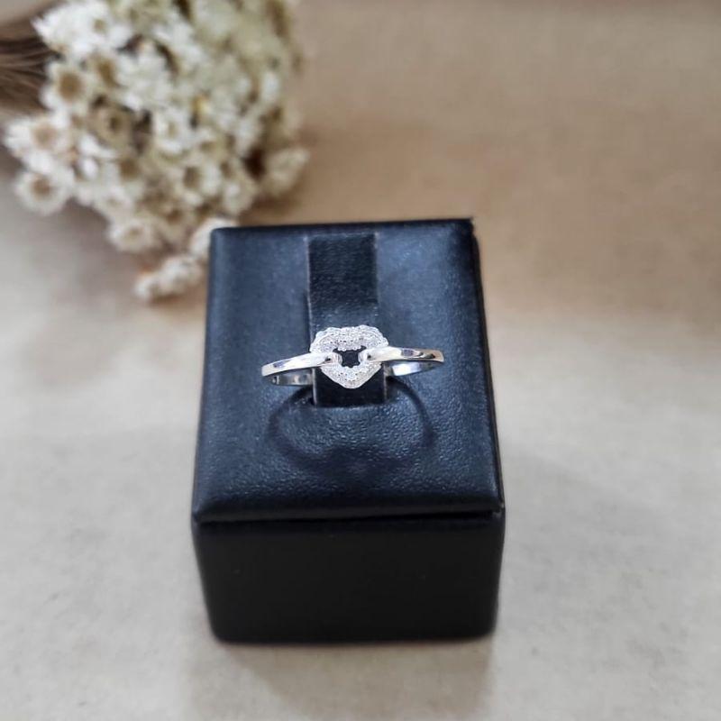 Anel com mini coracao vazado cravejado prata 925