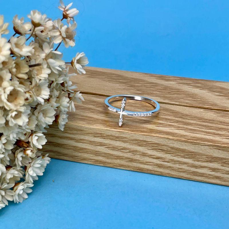 Anel cruz com pontas cravejadas e meio liso prata 925