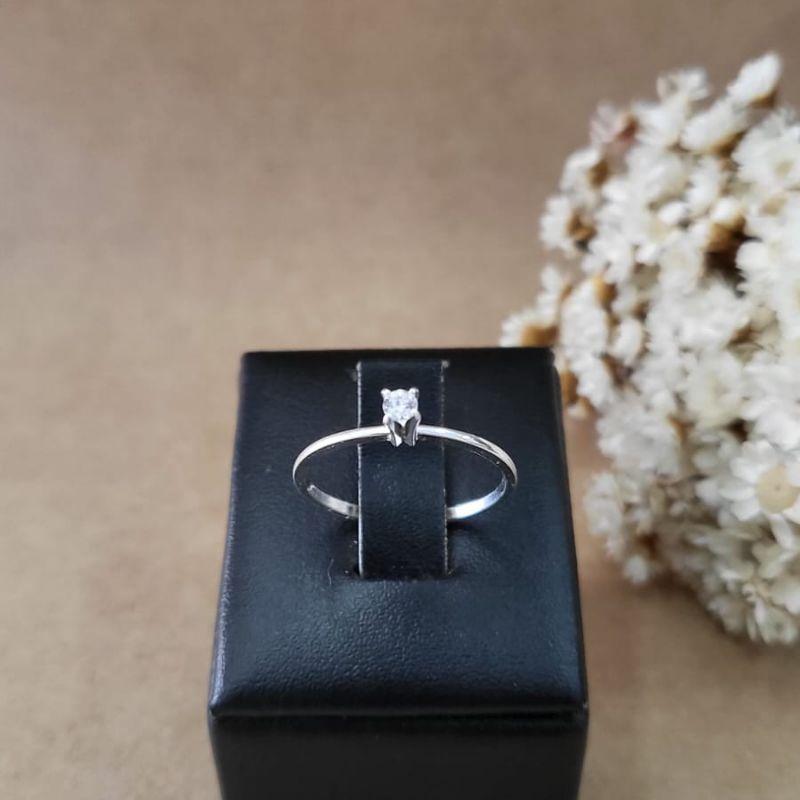 Anel solitario 4 garras pedra alta e pequena aro batido prata 925