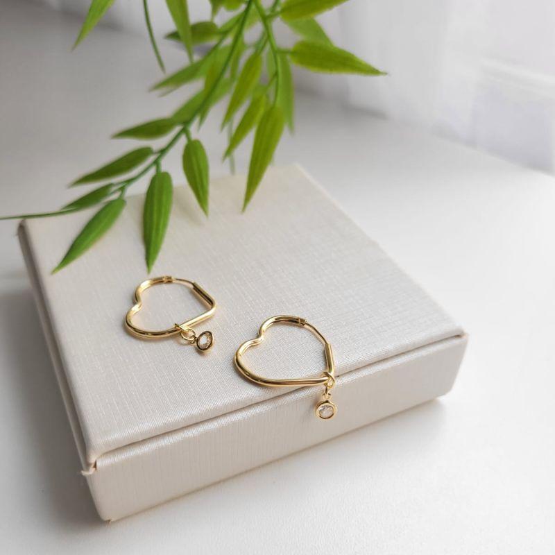 ARGOLA CORACAO FECHADA  COM PINGENTE DE CORACAO CRISTAL FIO REDONDO 3,2CM BANHADO A OURO 18K