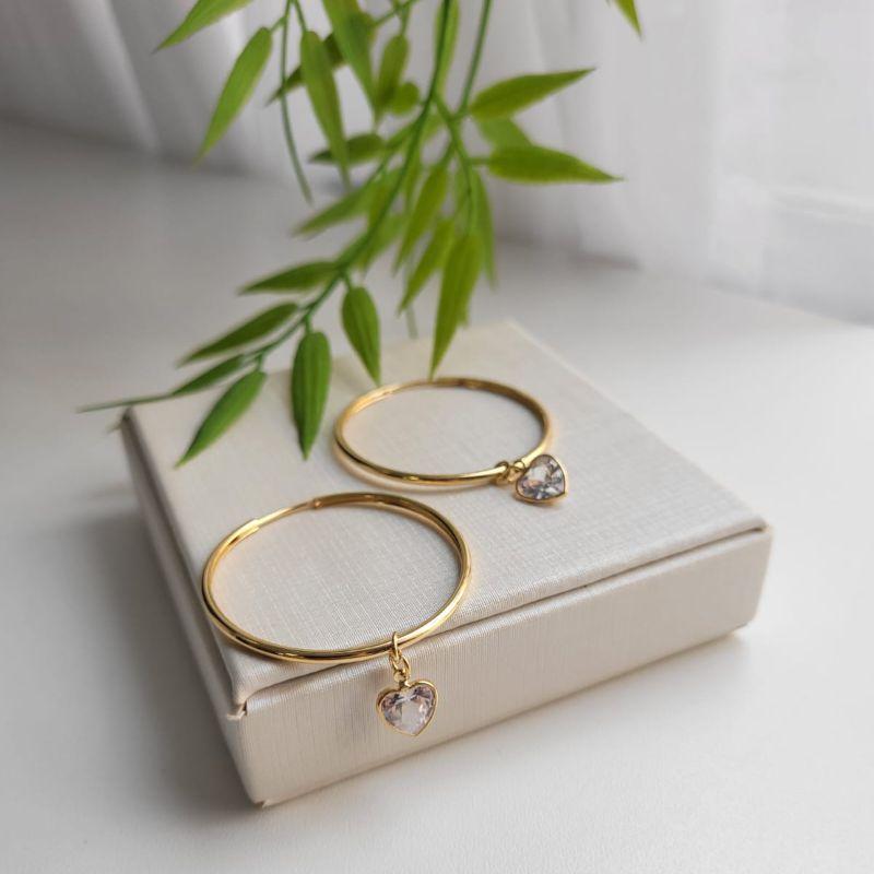 ARGOLA REDONDA FECHADA COM PINGENTE DE CORACAO CRISTAL 5,5CM  BANHADO A OURO 18K