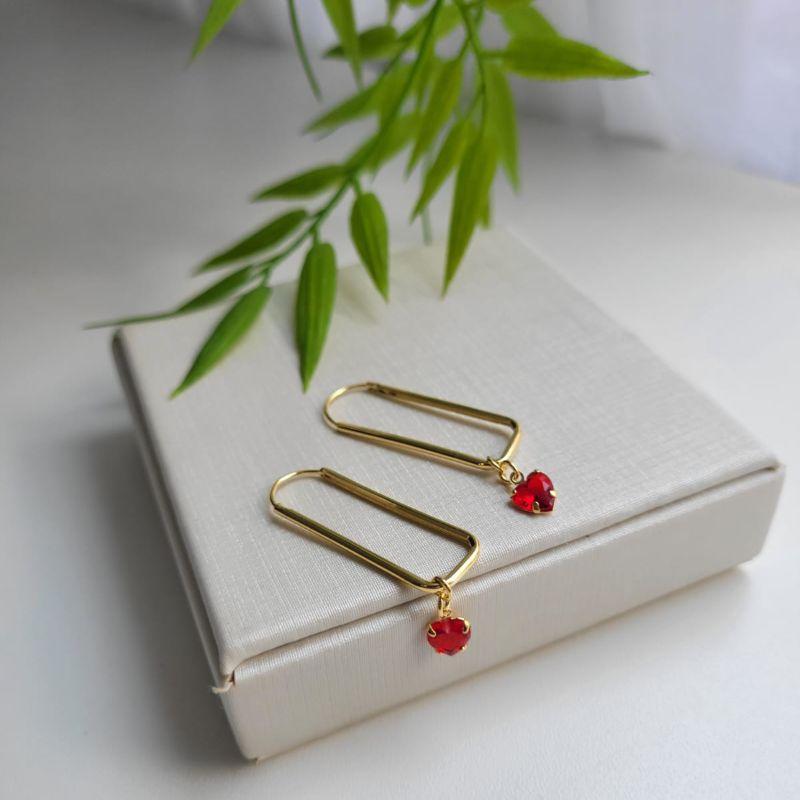 ARGOLA  RETANGULAR LISA  COM PINGENTE DE CORACAO VERMELHO  FIO REDONDO 4,2CM  BANHADO A OURO 18K